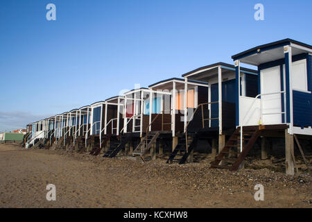 Strand Hütten am Meer entlang im Thorpe Bay, in der Nähe von Southend-on-Sea, Essex, England Stockfoto