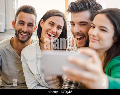 Freunde Spaß faving und selfie Stockfoto