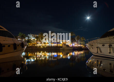 Yachten legen nachts in Marina Cala D'Or an, Cala d'Or, Mallorca, Balearen, Spanien. Stockfoto