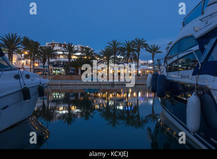 Yachten in der Marina Cala d'Or in der Dämmerung festgemacht, Cala d'Or, Mallorca, Balearen, Spanien. Stockfoto