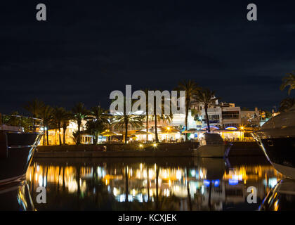 Yachten legen nachts in Marina Cala D'Or an, Cala d'Or, Mallorca, Balearen, Spanien. Stockfoto