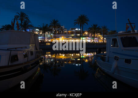 Yachten vor Anker in der Marina Cala D'Or in der Dämmerung, Cala d'Or, Mallorca, Balearen, Spanien. Stockfoto