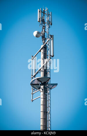 Handy Mobilfunk Sendemast blauer Himmel Stockfoto