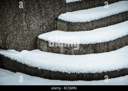 Treppen Schritte im Winter mit Schnee bedeckt Stockfoto