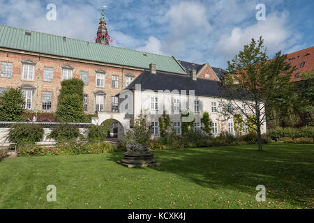 Kopenhagen, Dänemark - Oct 03, 2017: Blick auf die Royal Arsenal Museum und die nationalen dänischen Archiven aus der Königlichen Bibliothek Garten Stockfoto