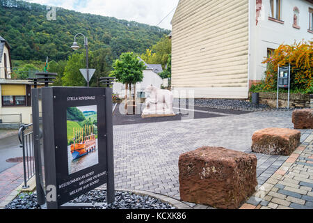 Stadtplatz, der Nachbau des römischen Skulptur des Bären kämpfen Wildschwein (Original im Landesmuseum Trier) Neumagen - Dhron, Mosel, Rheinland-Pfalz, Deutschland Stockfoto