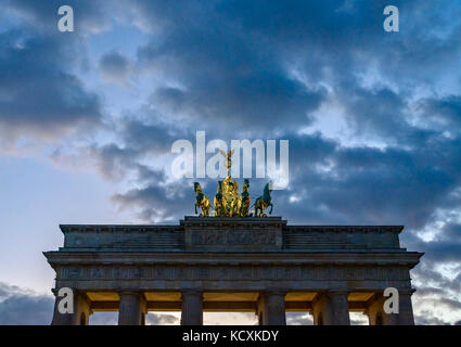 Berlin bei Nacht (blaue Stunde): Brandenburger Tor Stockfoto