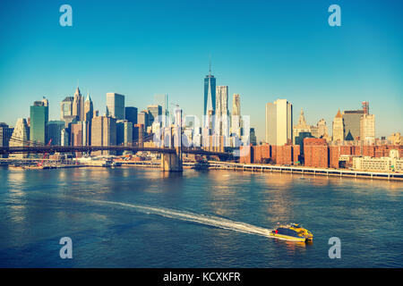 Brooklyn Bridge und Manhattan am sonnigen Tag Stockfoto