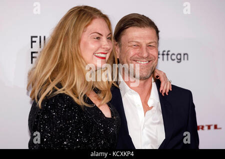 Sean Bean und seine Frau ashley Moore nehmen an der Film Festival Köln Awards 2017 während der 27. Film Festival Köln Börsensaal der IHK am 6. Oktober 2017 in Köln, Deutschland. Stockfoto