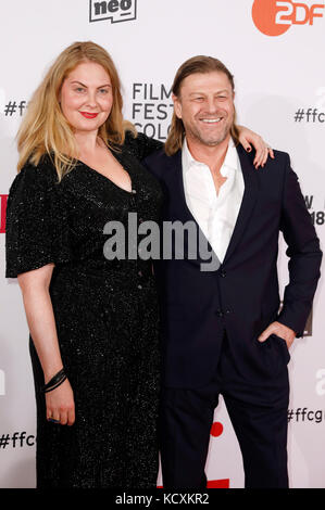 Sean Bean und seine Frau ashley Moore nehmen an der Film Festival Köln Awards 2017 während der 27. Film Festival Köln Börsensaal der IHK am 6. Oktober 2017 in Köln, Deutschland. Stockfoto