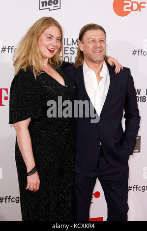 Sean Bean und seine Frau ashley Moore nehmen an der Film Festival Köln Awards 2017 während der 27. Film Festival Köln Börsensaal der IHK am 6. Oktober 2017 in Köln, Deutschland. Stockfoto