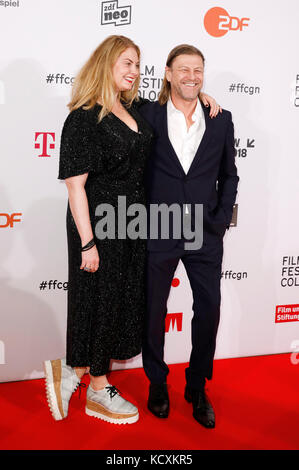 Sean Bean und seine Frau ashley Moore nehmen an der Film Festival Köln Awards 2017 während der 27. Film Festival Köln Börsensaal der IHK am 6. Oktober 2017 in Köln, Deutschland. Stockfoto