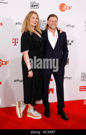 Sean Bean und seine Frau Ashley Moore nehmen an der Film Festival Köln Awards 2017 während der 27. Film Festival Köln Börsensaal der IHK am 6. Oktober in Köln, Deutschland 2017. Stockfoto