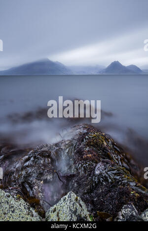 Elgol Strand mit dem Cuillin Berge in der Ferne. Isle Of Skye, Schottland, Großbritannien Stockfoto