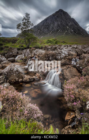 Berg Buachaille Etive Mòr mit Wasserfall aus Fluss Coupall in Schottland, Großbritannien Stockfoto