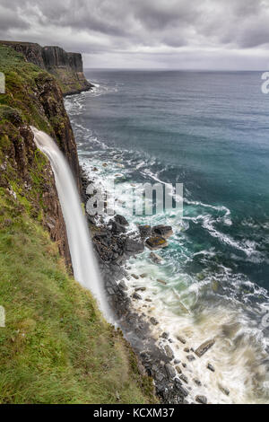 Mealt fällt mit Kilt Rock im Hintergrund, Isle Of Skye, Schottland, Großbritannien Stockfoto