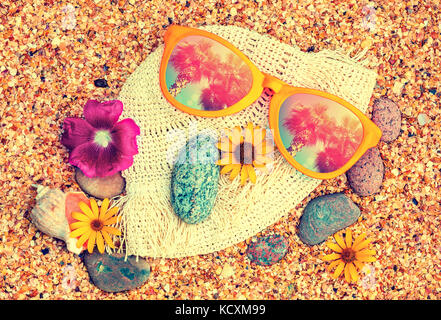 Beach Szene. Grosse Sonnenbrille mit Reflexion der Palmen am Meer coquina Muscheln Stockfoto