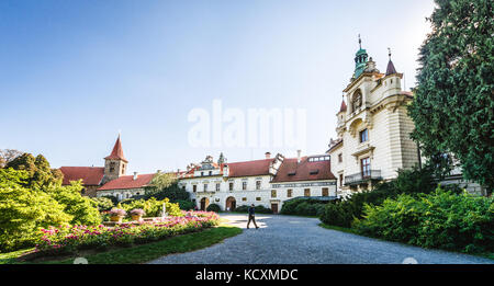 Prag, Tschechische Republik - 23 September, 2017: der Mensch ist der Besuch Schloss Pruhonice. Das Schloss seine aktuelle neo-renaissance Form erhielt am Ende des 19. Stockfoto