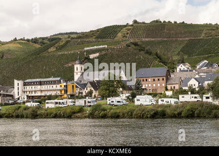 Blick auf die Weinberge der Kinheimer Rosenberg aus eine Freude Bootsfahrt auf der Mosel, Deutschland Stockfoto