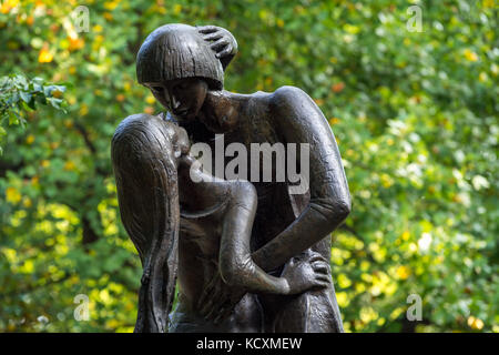 Romeo und Julia Bronze Statue in der Nähe der Delacorte Theater im Central Park. Manhattan, New York City Stockfoto