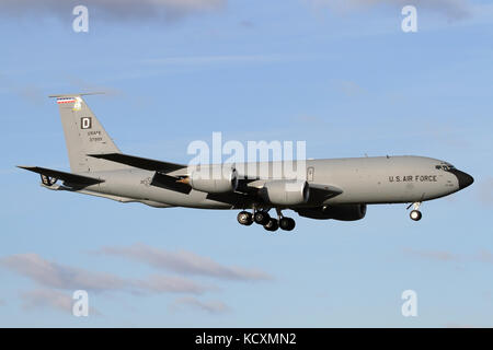 100. Die Luftbetankung Flügel R KC-135 Stratotanker auf Ansatz für it's Home Base an RAF Mildenhall. Stockfoto