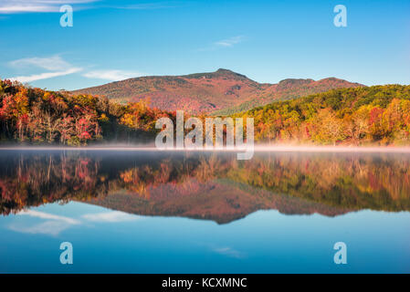 Grandfather Mountain, North Carolina, USA auf Preis See im Herbst. Stockfoto