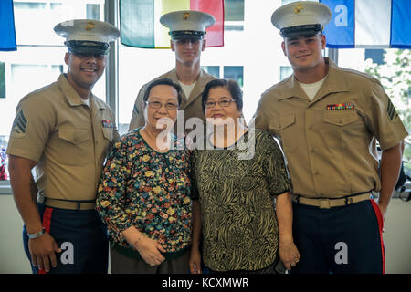 US-Marineinfanteristen und Matrosen mit Combat Logistics Bataillon 11, Headquarters Regiment, 1. Marine Logistics Group trat älteren Bürgern der Mercy Housing, Mission Creek Senior Community am 3. Oktober 2017 in San Francisco während der San Francisco Fleet Week. Die Marines verbrachten Zeit mit den Senioren, die Teilnahme an Aktivitäten mit ihnen wie Bingo, Bowling und Nintendo Wii.(US Marine Corps Foto von Lance CPL. Gabino Perez) Stockfoto