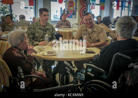 US-Marineinfanteristen und Matrosen mit Combat Logistics Bataillon 11, Headquarters Regiment, 1. Marine Logistics Group trat älteren Bürgern bei der Mercy Housing, Mission Creek Senior Community am 3. Oktober 2017, in San Francisco während der San Francisco Fleet Week. Die Marines verbrachten Zeit mit den Senioren, die Teilnahme an Aktivitäten mit ihnen wie Bingo, Bowling und Nintendo Wii.(US Marine Corps Foto von Lance CPL. Gabino Perez) Stockfoto