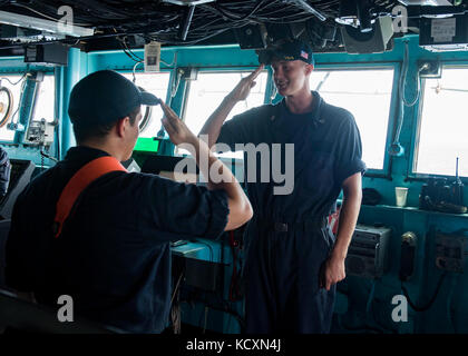 171004-N-TJ 319-054 karibische Meer (Okt. 2010) 4, 2017) der Bootsmann Mate 3. Klasse Ryan Palmer führt Helm Umsatz auf der Brücke der dock Landung Schiff USS Oak Hill (LSD 51). Das Verteidigungsministerium ist die Federal Emergency Management Agency, die federführende Bundesbehörde, dabei helfen, die Betroffenen durch den Hurrikan Maria Leiden zu minimieren und ist ein Bestandteil der gesamten-von-Reaktion seitens der Regierung. (U.S. Marine Foto von Mass Communication Specialist Seaman Jessica L. Dowell) Stockfoto