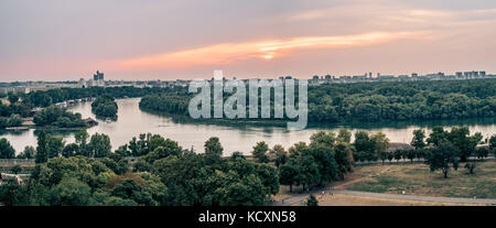Belgrad, Serbien. Der Fluss Sava von der Burg Kalemegdan aus gesehen. Novi Beograd auf Hintergrund Stockfoto