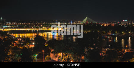 Belgrad, Serbien. Nachtblick auf die Brücken über die Save. Stockfoto