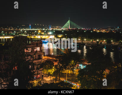 Belgrad, Serbien. Nacht Blick auf die Brücken über den Fluss Sava. Stockfoto