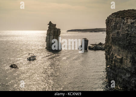 Hintergrundbeleuchtung auf Punta delle Colonne. Carloforte, San Pietro (St. Peter) Insel, Carbonia Iglesias, Sardinien, Italien. Stockfoto