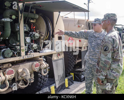 Us-Armee finden Pvt. Kaleb, Gonzalez, die Petroleumversorgung Spezialist, der 941St Quartermaster Firma zugewiesen, 346 Transport Bataillon, 166 Region Support Group, 1. Mission unterstützt den Befehl, aus Salinas, Puerto Rico, erhält die Richtung auf, wie Sie vorbeugende Wartung durchführen und Dienstleistungen Prozess von der Armee finden Spc. Kelvin Rivera Gonzalez, auch ein petroleumversorgung Spezialist, der 941St QM am Fort Buchanan, Puerto Rico, Okt. 5, 2017 zugeordnet. Gonzalez ist ein Eingeborener von Juncos, Puerto Rico und Teil der Kraft der US-Armee die zivilen Behörden in Th zu erweitern Stockfoto