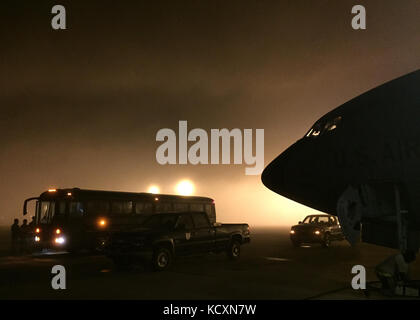 Soldaten der 285. Medical Unternehmen (Bereich Support) bereiten Sie eine Bus einer KC-135-Flugzeuge, die auf dem Flug Linie an Rickenbacker Air National Guard Base Okt. 5, 2017 warten an Bord zu verlassen, in Columbus, Ohio. Mehr als 30 Soldaten der 285. nach Puerto Rico eingesetzten zivilen Krankenhäusern als Teil der Wiederherstellung in den Hurrikan Maria zu ergänzen. (Ohio National Guard Foto von 1 Lt Jordyn Sadowski) Stockfoto