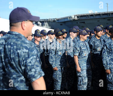 NORFOLK, Virginia (Okt. 2010) 5, 2017) Segler, zugeordnet zu den Pre-Commissioning Steuergerät (PCU) Washington (SSN787), stand in der Ausbildung während rehersals für Washingtons Inbetriebnahme Zeremonie am 7. Okt 2017. USS Washington ist der U.S. Navy 14 Virginia-Class Angriffs-U-Boot und das vierte Schiff der US-Marine für den Staat Washington benannt. (U.S. Marine Foto von Chief Petty Officer Darryl i. Wald/Freigegeben) Stockfoto