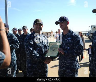 171005-N-HI 707-540 NORFOLK (Okt. 2010) 5, 2017) Cmdr. Gabriel Cavazos, rechts, kommandierender Offizier der Virginia-class Attack submarine Pre-Commissioning Steuergerät (PCU) Washington (SSN787), präsentiert Hospital Corpsman 1. Klasse Michael Cuoch mit seinem u-boot Qualifikation Zertifikat während einer pinning Zeremonie für neu qualifizierte ubootfahrer an Bord Washington vor dem 7. Oktober, Inbetriebnahme Zeremonie 2017. Washington ist der U.S. Navy 14 Virginia-Class Angriffs-U-Boot und das vierte Schiff der US-Marine für den Staat Washington benannt. (U.S. Marine Foto von Chief Mass Communication Manager Darryl I. Stockfoto