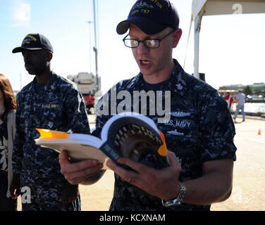 NORFOLK, Virginia (Okt. 2010) 5, 2017) der Maschinist Mate (nuklearen) First Class Brett Lösegeld, zugeordnet zu den Pre-Commissioning Steuergerät (PCU) Washington (SSN787) Liest eine Passage von Thunder unterhalb von Eugene Fluckey während einer pinning Zeremonie für neu qualifizierte ubootfahrer an Bord Washington vor seiner Inbetriebnahme Zeremonie am 7. Okt 2017. USS Washington ist der U.S. Navy 14 Virginia-Class Angriffs-U-Boot und das vierte Schiff der US-Marine für den Staat Washington benannt. (U.S. Marine Foto von Chief Petty Officer Darryl i. Wald/Freigegeben) Stockfoto