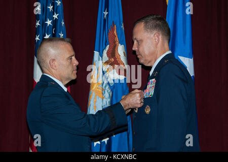 Maxwell AFB, Ala-Generalleutnant Steven Kwast, Präsident und Kommandant, Universität, präsentiert mit dem Verdienstorden Brigadegeneral Steven Garland während der Holm Zentrum für Officer Beitritte und Bürger Entwicklung Ändern des Befehls Zeremonie, 31. August 2017. (US Air Force Foto von Bud Hancock/Freigegeben) Stockfoto