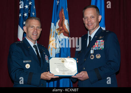 Maxwell AFB, Ala-Generalleutnant Steven Kwast, Präsident und Kommandant, Universität, präsentiert mit dem Verdienstorden Brigadegeneral Steven Garland während der Holm Zentrum für Officer Beitritte und Bürger Entwicklung Ändern des Befehls Zeremonie, 31. August 2017. (US Air Force Foto von Bud Hancock/Freigegeben) Stockfoto