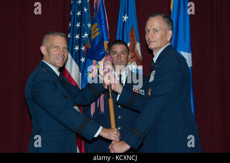 Maxwell AFB, Ala-Generalleutnant Steven Kwast, Präsident und Kommandant, Universität, stellt die Guidon auf eingehende Holm Zentrum für Officer Beitritte und Bürger Entwicklung Commander Brigadegeneral Billy Thompson während der Änderung des Befehls Zeremonie, 31. August 2017. (US Air Force Foto von Bud Hancock/Freigegeben) Stockfoto