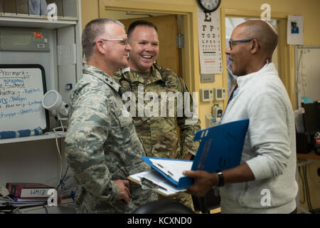 Us Air Force Generalmajor Steven Cray, Adjutant General, Vermont Nationalgarde und US-Armee Kapitän Michael Kelley, Krankenschwester, Charlie Company, 186th Brigade Support Battalion, 86th Infantry Brigade Combat Team (Berg), Vermont National Guard, sprechen mit der Notaufnahme Teilnahme an der Schneider Regional Medical Center, St. Thomas, U.S. Virgin Islands, Oktober 5, 2017. Cray besuchten Vermont Soldaten und Flieger eingesetzt zur Unterstützung der Hurrikan Wiederaufbau nach dem Hurrikan Maria. (U.S. Air National Guard Foto von Tech. Sgt. Sarah Mattison) Stockfoto