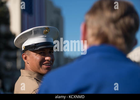 Sergeant Jamie Ramirez Aktien Erinnerungen an militärischen Service mit einem Navy Veteran am San Francisco VA Medical Center 6 Okt., 2017. Sgt. Ramirez, ein Feuer Mann aus 3 Bataillon, 11 Marine Regiment, besuchte das medizinische Zentrum als Teil von San Franciscos Fuhrpark der Woche Gemeinschaft - REACH-Veranstaltungen. (U.S. Marine Corps Foto von Lance Cpl. Bryce Hodges) Stockfoto