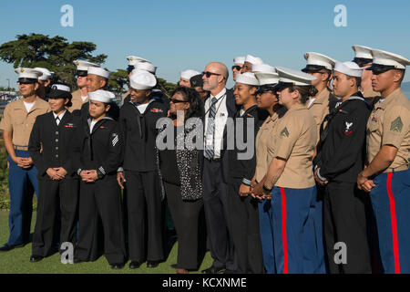 Marinesoldaten und Matrosen posieren für ein Gruppenfoto mit Mitarbeitern der San Francisco VA Medical Center 6 Okt., 2017. Der Service Mitglieder besuchten die Veteranen unter Leben und wird durch das medizinische Zentrum als Teil von San Francisco Fleet Week 2017 behandelt. (U.S. Marine Corps Foto von Lance Cpl. Bryce Hodges). Stockfoto