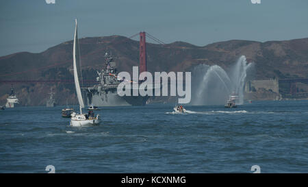 Die Wasp-Class Amphibisches Schiff USS Essex (LL 2) führt der Weg in die Parade der Schiffe während der Flotte Woche San Francisco 6 Okt., 2017. San Francisco Fleet Week ist eine Möglichkeit für die amerikanische Öffentlichkeit ihre Marine Corps, Navy und der Coast Guard Teams zu treffen und America's Meer Dienstleistungen Erfahrung. Flotte Woche Marineangehörigen, Ausrüstung, Technologie und Fähigkeiten, mit einem Schwerpunkt auf humanitäre Hilfe und Katastrophenhilfe. (U.S. Marine Corps Foto von Sgt. Annika Moody) Stockfoto