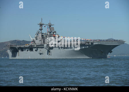 Die Wasp-Class Amphibisches Schiff USS Essex (LL 2) führt der Weg in die Parade der Schiffe während der Flotte Woche San Francisco 6 Okt., 2017. San Francisco Fleet Week ist eine Möglichkeit für die amerikanische Öffentlichkeit ihre Marine Corps, Navy und der Coast Guard Teams zu treffen und America's Meer Dienstleistungen Erfahrung. Flotte Woche Marineangehörigen, Ausrüstung, Technologie und Fähigkeiten, mit einem Schwerpunkt auf humanitäre Hilfe und Katastrophenhilfe. (U.S. Marine Corps Foto von Sgt. Annika Moody) Stockfoto