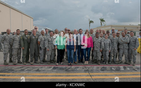 U.S. Vice President Mike Pence, zweite Frau Karen Pence, Puerto Rico Gouverneur Ricardo Rosselló, Puerto Rico First Lady Beatriz Rosselló und Puerto Rico Kongressabgeordnete Jennifer Gonzalez-Colon (links) pose mit Truppen bei Muñiz Air National Guard Base, Carolina, Puerto Rico, Oktober 6, 2017. Der Vizepräsident besucht, Puerto Rico und die Virgin Islands nach dem Hurrikan Maria mit Bundes- und lokalen Führung bezüglich Sturm Antwort Bemühungen zu erfüllen. (U.S. Air National Guard Foto: Staff Sgt Michelle Y. Alvarez-Rea) Stockfoto