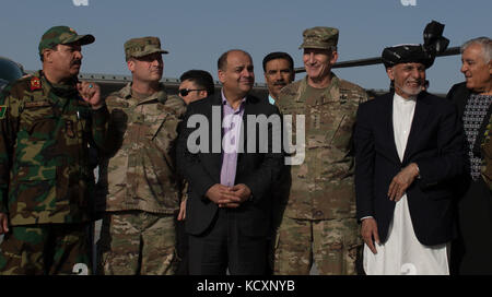 Von rechts, der afghanische Präsident Ashraf Ghani, US-Armee General John W. Nicholson, Kommandant der entschlossenen Unterstützung Mission und US-Truppen-Afghanistan, Unbekannt, US Air Force Brig. Gen. Phillip Stewart und afghanischen Generalmajor Mohammad Shoaib, stehen für ein Foto nach der UH-60 Black Hawk Begrüßungszeremonie Okt. 7, 2017, Flugplatz in Kandahar, Afghanistan. Die Beamten durchgeführt ein Band schneiden und feierliche Unterzeichnung der Übertragung Zertifikate, feiern die Übertragung des Eigentums an die erste Lieferung von UH-60 s, der Afghanischen Luftwaffe. Stewart ist der Kommandant 438th Air Expeditionary Wing und Zug, Stockfoto