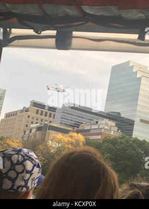 Ein Hubschrauber der Küstenwache MH-60 Jayhawk rettet einen kranken Fischer 75 Meilen vor Chatham, Massachusetts, und bringt ihn am 7. Oktober 2017 in das Massachusetts General Hospital. Stockfoto