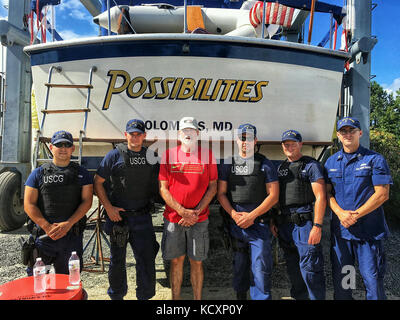 Von links nach rechts: Coast Guard Petty Officer 3rd Class Matthew Collins, Petty Officer 1st Class Kendall Story, Petty Officer 2nd class Josua Nieves, Petty Officer 3. Klasse Michael Ford und Petty Officer 2. Klasse Benjamin Packett links Pose mit dem Eigentümer der 36-Fuß-Schiff, dass Sie halfen entwässern in der Nähe der Mündung des Rappahannock River in Virginia, 7. Oktober, 2017. Die Crew von der Coast Guard Station Milford Haven in Hudgins, Virginia, entwässert das Boot und seine vier Besatzungsmitglieder begleitet Zurück zur Deltaville Yachting Center in Deltaville, Virginia. (U.S. Coast Guard Foto/Freigegeben) Stockfoto